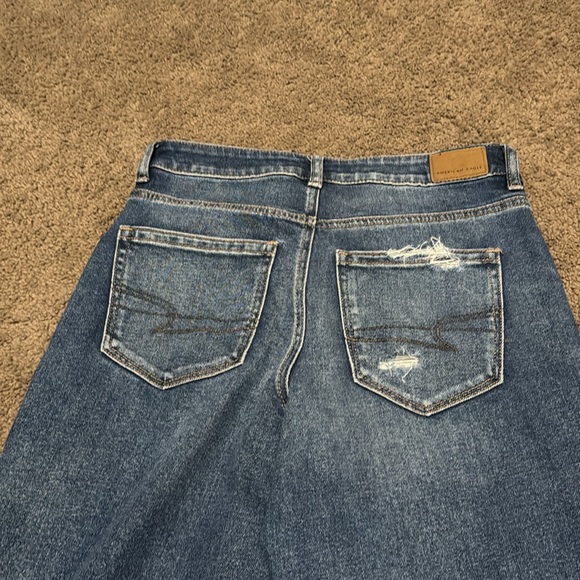 EUC American Eagle Mom Straight Jeans-Sz 4R-Med Wash-Distressed-58% Cotton - Picture 16 of 16